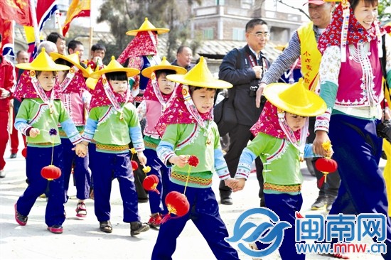 改良過的惠女服飾在顏色上作了調(diào)整