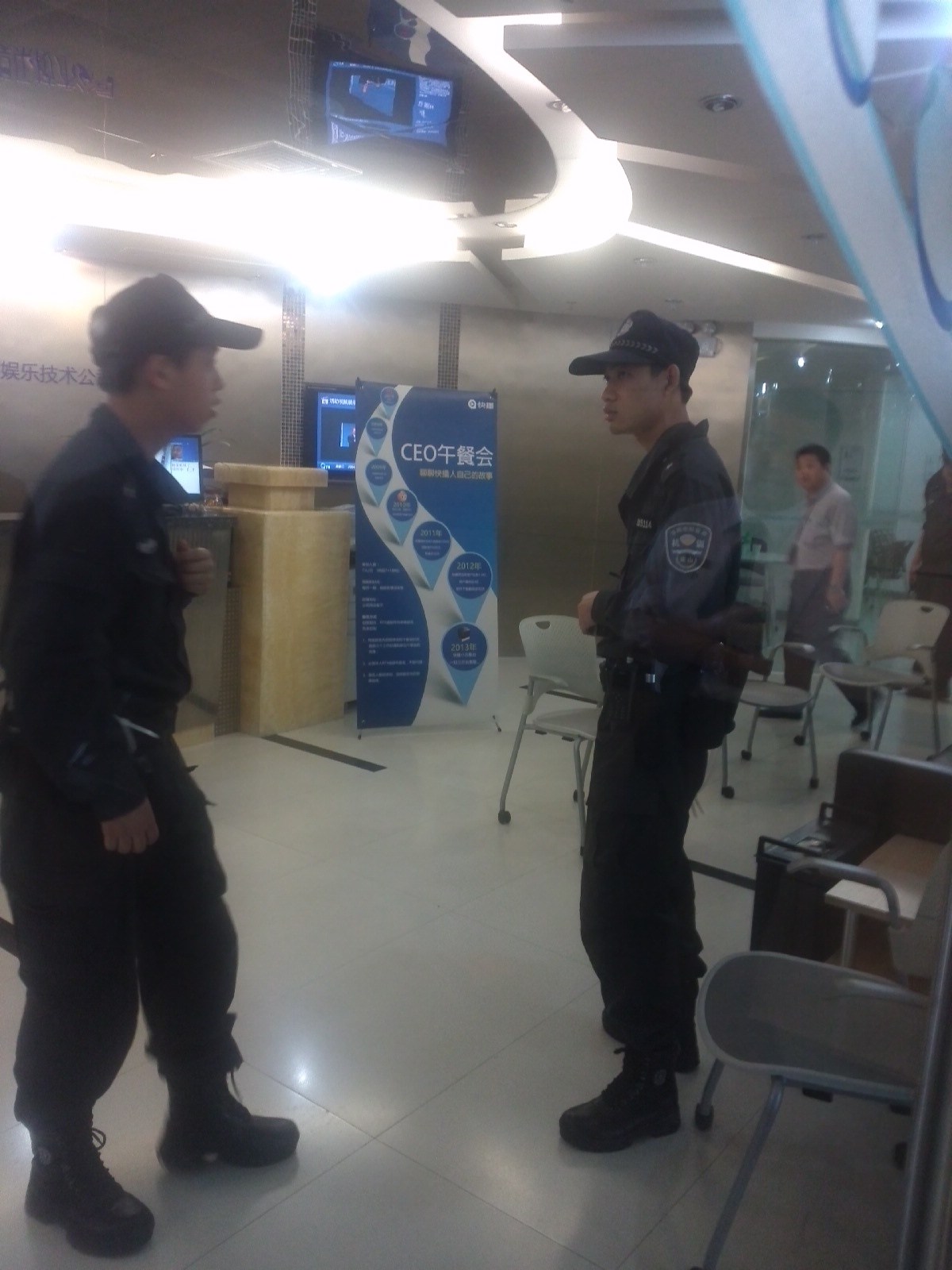曝快播公司現(xiàn)大量警察 員工只進不出