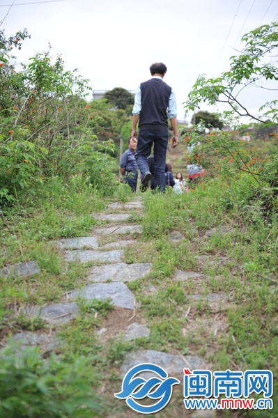 沿著該石道步行，便可通往石拱橋