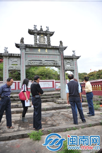 跨過石拱橋，步行約100米，便可見孝貞牌坊立于道旁