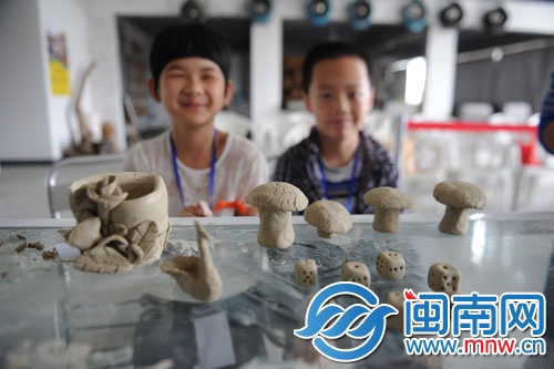 孩子們的作品展示，有蘑菇、骰子等