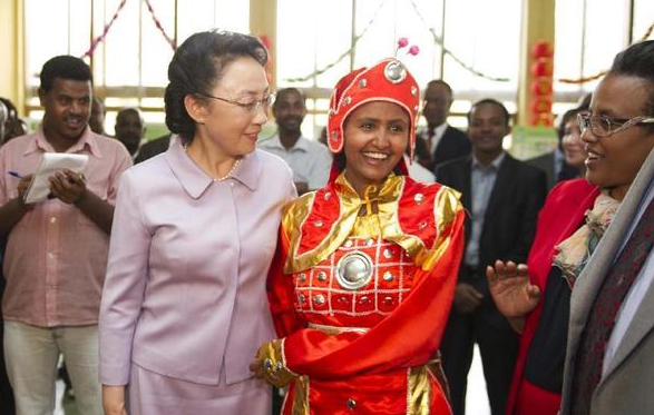 5月5日，李克強夫人程虹在埃塞俄比亞總理夫人的陪同