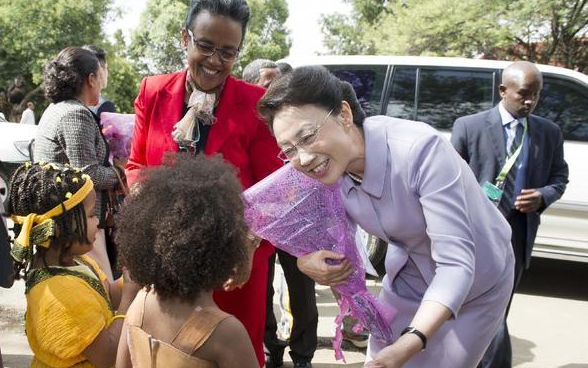 5月5日，李克強夫人程虹在埃塞俄比亞總理夫人的陪同