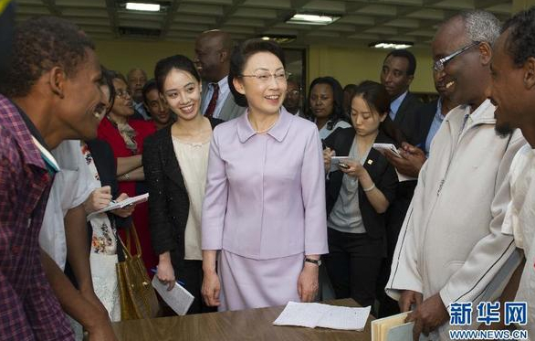 5月5日，李克強(qiáng)夫人程虹在埃塞俄比亞總理夫人的陪同