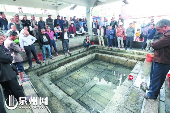 村民放水，觀察溫泉出水情況