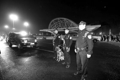 公安部副部長(zhǎng)傅政華和劉彥平夜查北京和上?；疖?chē)站