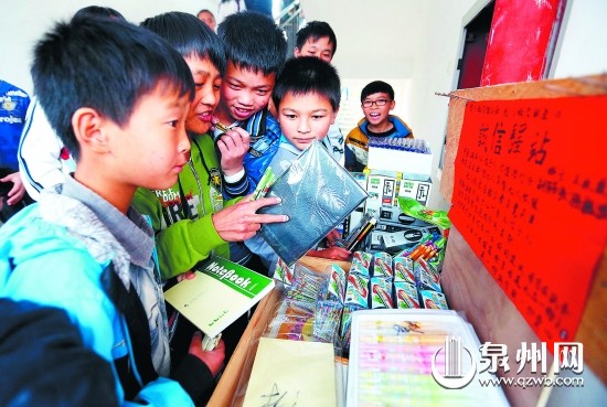 貨攤沒有管理員，付錢、找零全憑學(xué)生的誠信。