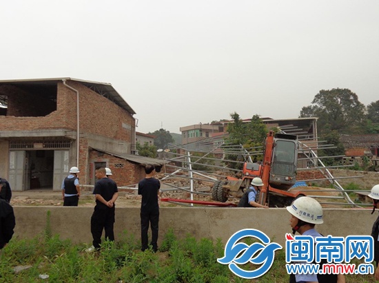 圖為龍門鎮(zhèn)執(zhí)法部門對白某的違建進行拆除