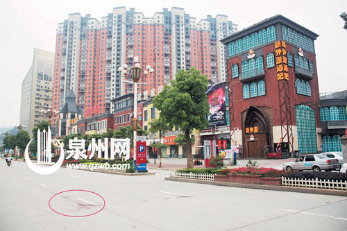 酒吧外的事發(fā)現(xiàn)場，路面上留有血跡。