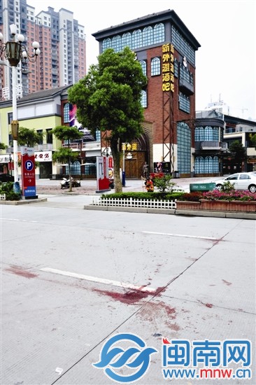 酒吧外路面留下的血跡