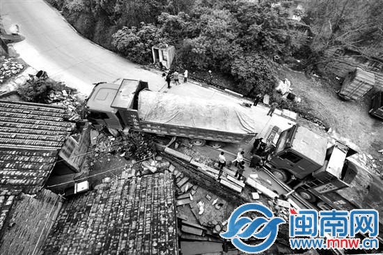兩輛土方車，一輛撞民房，一輛被前車撞到