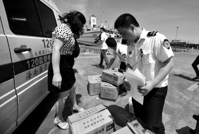 昨天，海南醫(yī)學(xué)院附屬醫(yī)院的幾位醫(yī)務(wù)人員正在準(zhǔn)備登