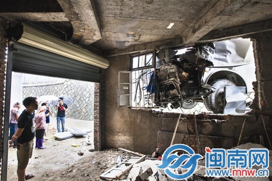 大巴沖下橋后，頂在橋下民房窗戶上