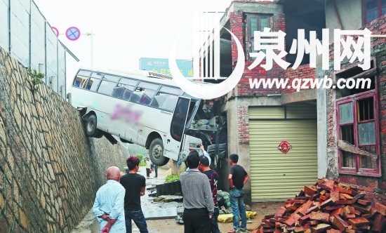 大客車撞上民房后,車身懸空