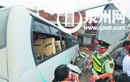 事發(fā)后,乘客從車窗逃生