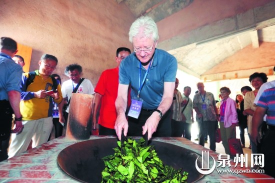 國外專家學(xué)者體驗(yàn)傳統(tǒng)制茶工藝