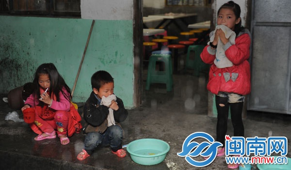 早上6點(diǎn)，孩子們在食堂外打水洗臉