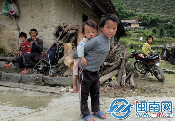 8歲的燦藝還有一個(gè)弟弟，兩個(gè)妹妹