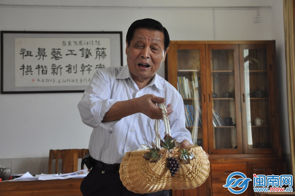 陳清河向記者講述安溪藤鐵業(yè)的發(fā)展歷程 副本