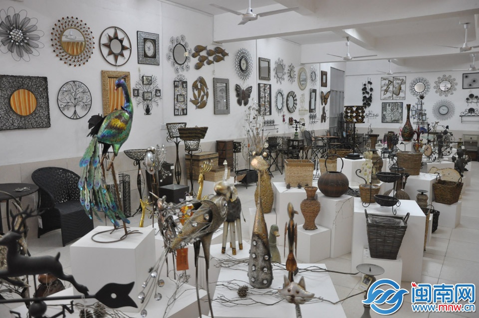 展覽廳里，琳瑯滿目的藤鐵工藝品吸引了無數(shù)前來參觀