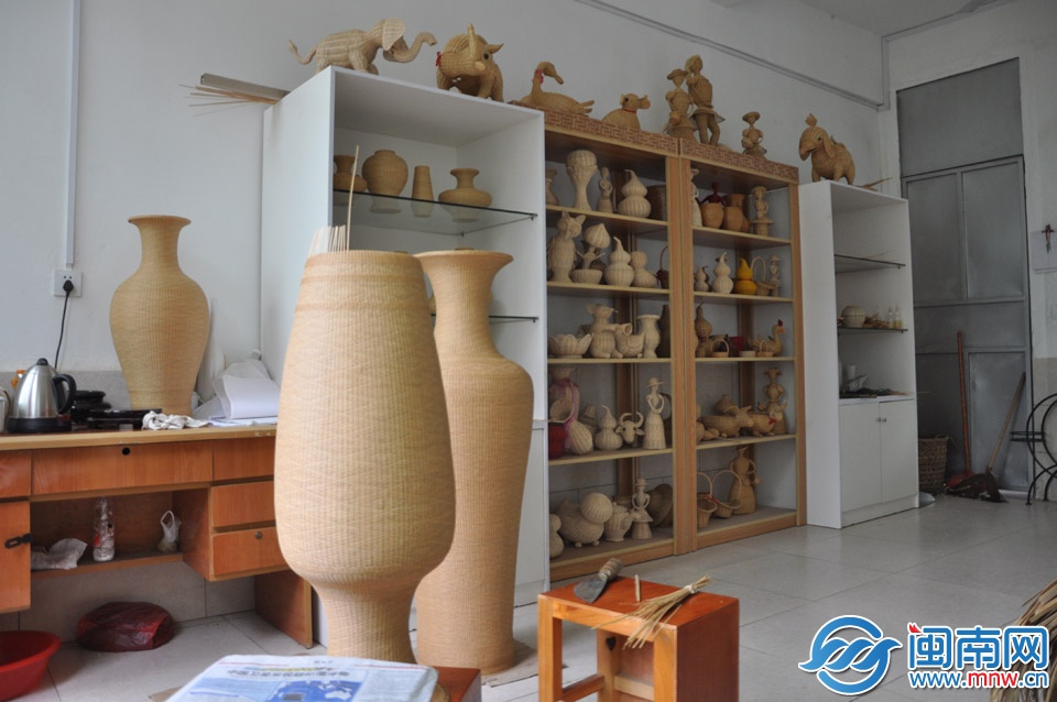 擺滿精致的竹編工藝品的櫥窗前，是即將完工的竹編工