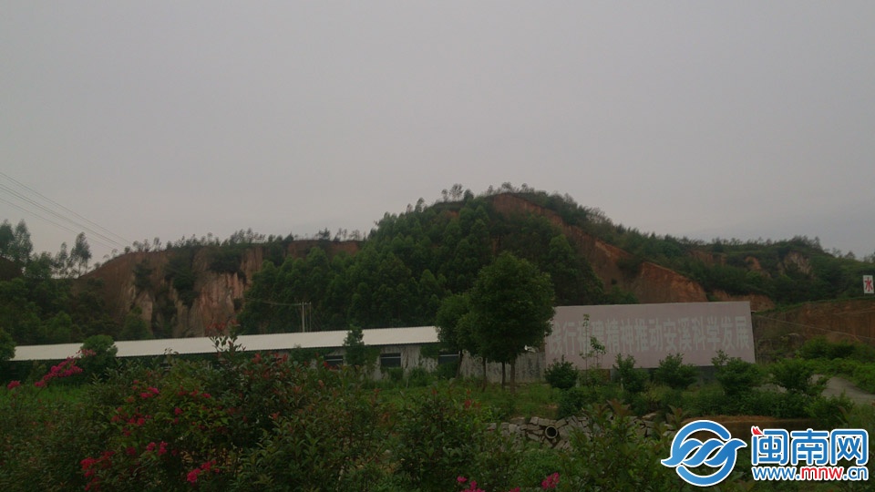 進(jìn)行崩崗治理的山坡 副本