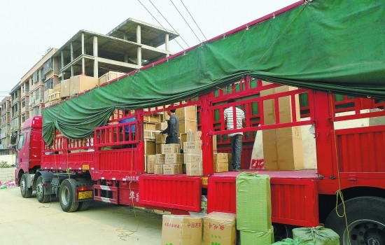 一到下午,物流公司就忙著打包貨物。