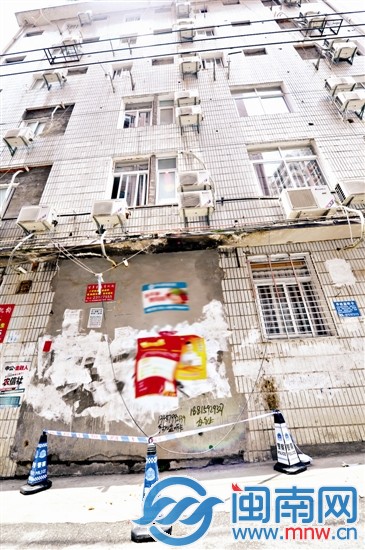 女子從酒店三樓墜下重傷，事發(fā)現(xiàn)場留有血跡