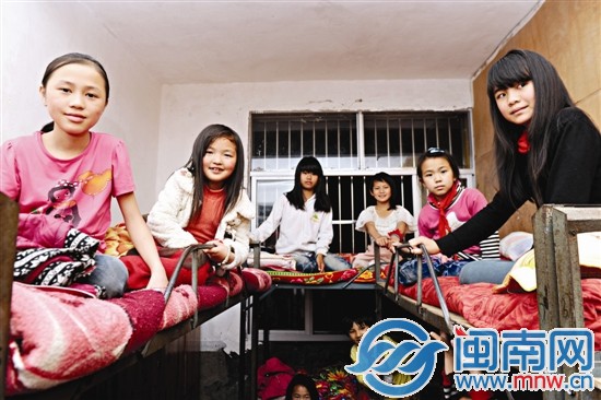 女生宿舍約15平方米，擺放著5張上下鋪的床，擠著20