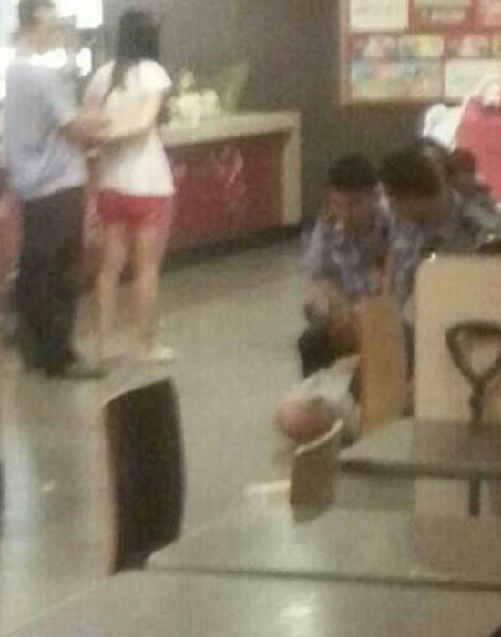 山東招遠女子麥當(dāng)勞拒絕搭訕要電話號碼