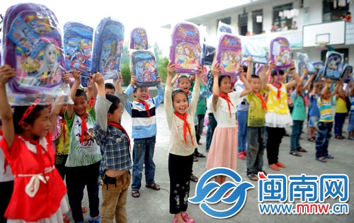 100名孩子昨天領(lǐng)到新書包