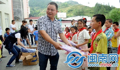 尤轉(zhuǎn)來給孩子們送空調(diào)、書包