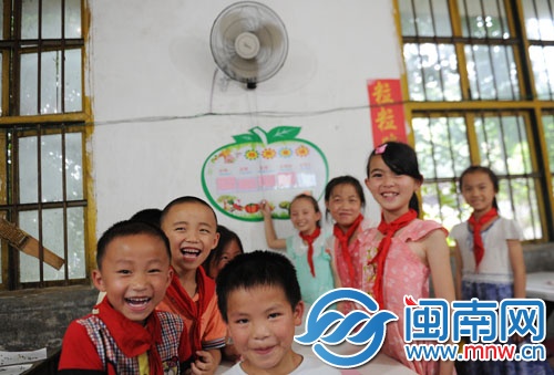 孩子們有了風(fēng)扇,吃飯不再熱了