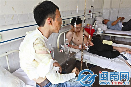 受傷的兩名男子,目前仍在醫(yī)院治療