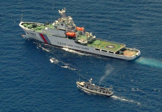 搭載士兵的菲律賓漁船29日突破中國(guó)的封鎖線，抵達(dá)仁