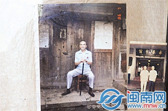 梁披云80歲時回鄉(xiāng)，在故居前留影留書