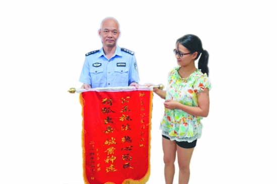 如數(shù)領(lǐng)回被騙巨款，贈送錦旗給安溪警方。