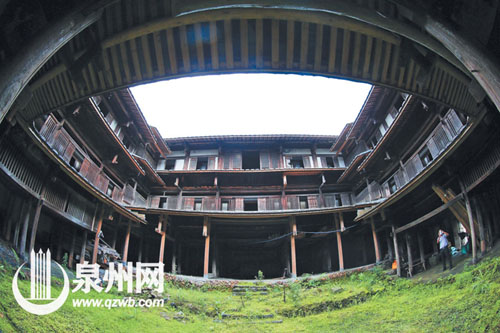 土樓已多年無人居住，庭院幽靜