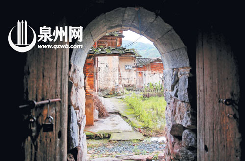 這一石拱門是土樓的邊門，對面是土樓的配套古厝。