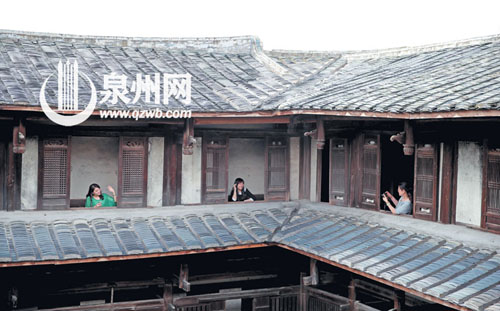 古香古色的土樓對(duì)都市人很有吸引力，不少人結(jié)伴前往