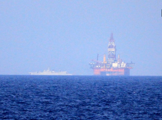 越南拍攝的中國?？樟α孔o衛(wèi)981鉆井平臺。