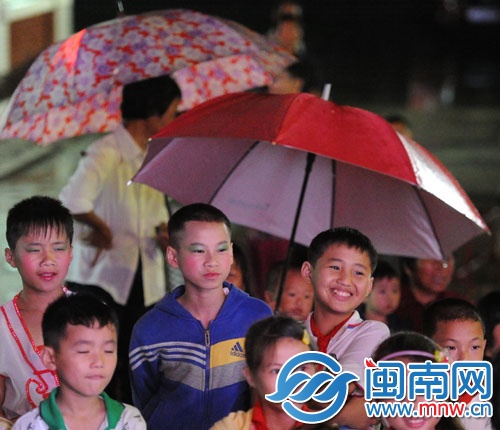 六一晚會上，妝化得很濃的孩子們