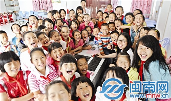 很多孩子們期待，有人能在暑假教他們唱歌跳舞