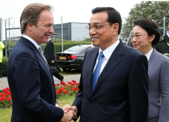 英國政府高級(jí)官員到機(jī)場迎接李克強(qiáng)總理和夫人。