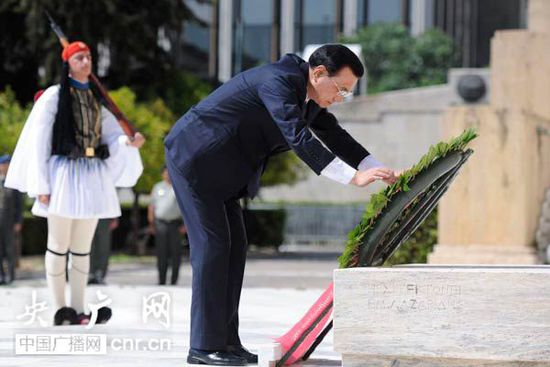 李克強(qiáng)向希臘無名戰(zhàn)士紀(jì)念碑獻(xiàn)花圈2