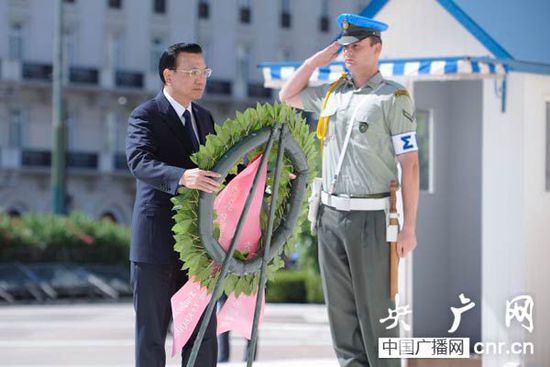 李克強(qiáng)向希臘無名戰(zhàn)士紀(jì)念碑獻(xiàn)花圈3