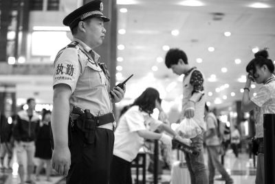 鐵路民警在北京站內(nèi)巡邏，腰間佩帶著警用轉(zhuǎn)輪手槍