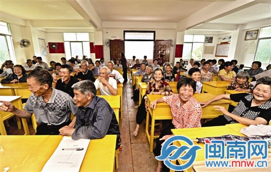 老年學(xué)校課堂上，老人們像小學(xué)生一樣坐著