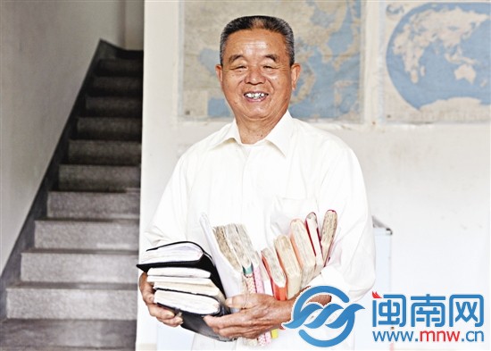 幾年的教學(xué)，曾仁山的教學(xué)材料已經(jīng)一大摞