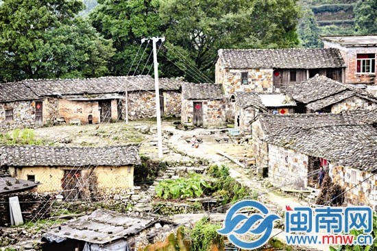 雙格村保存了別具特色的彩色石頭房